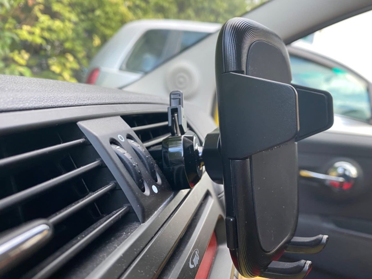 MagSafe Car Mounts For iPhone